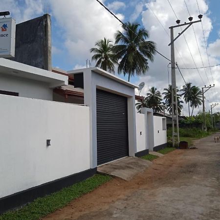 Queens Airport Residence Negombo Buitenkant foto