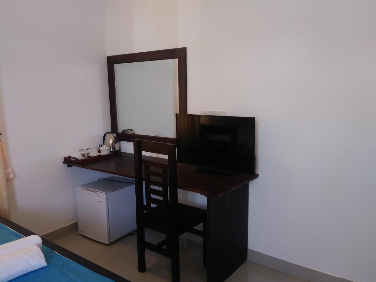 Queens Airport Residence Negombo Buitenkant foto