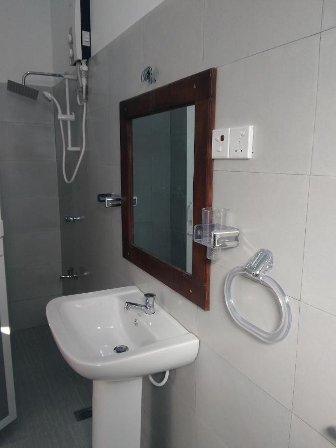 Queens Airport Residence Negombo Buitenkant foto